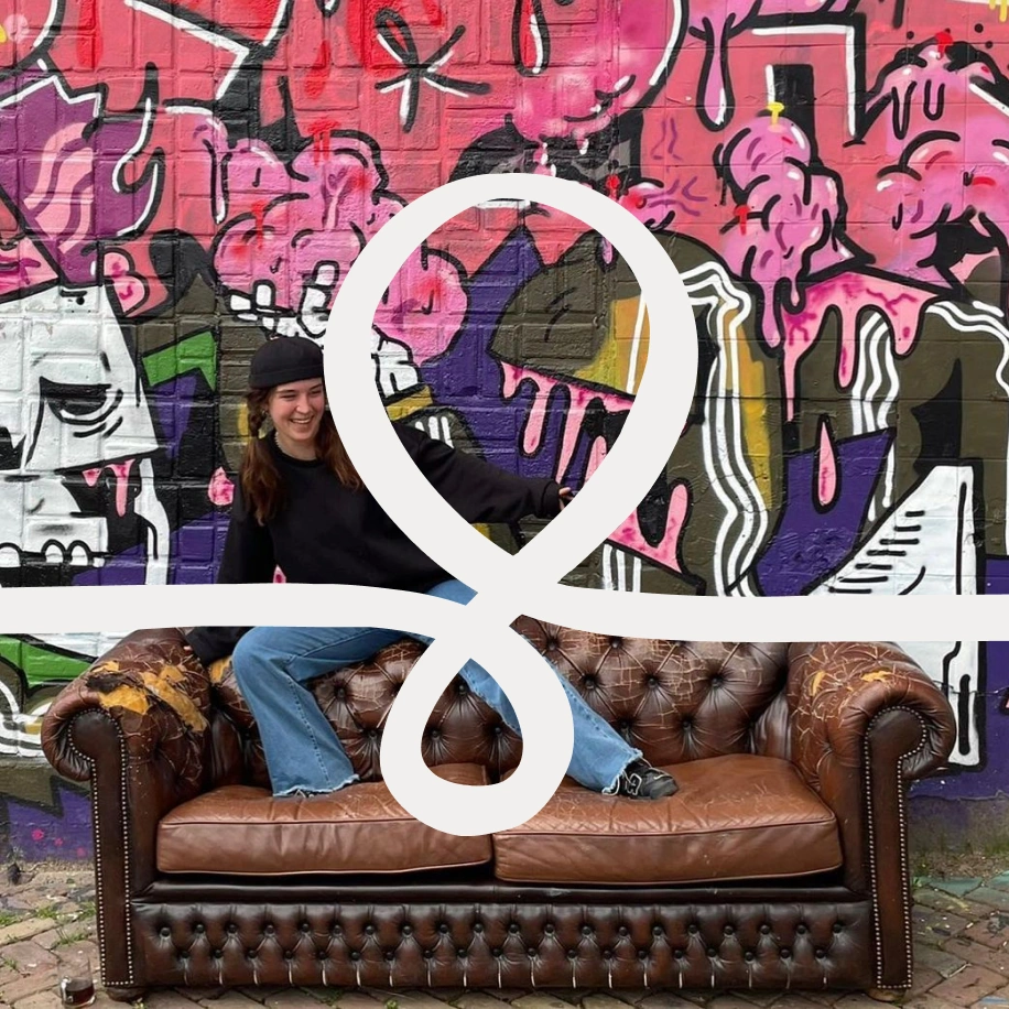 Couchsurfing case study — travelers connecting in a shared living space